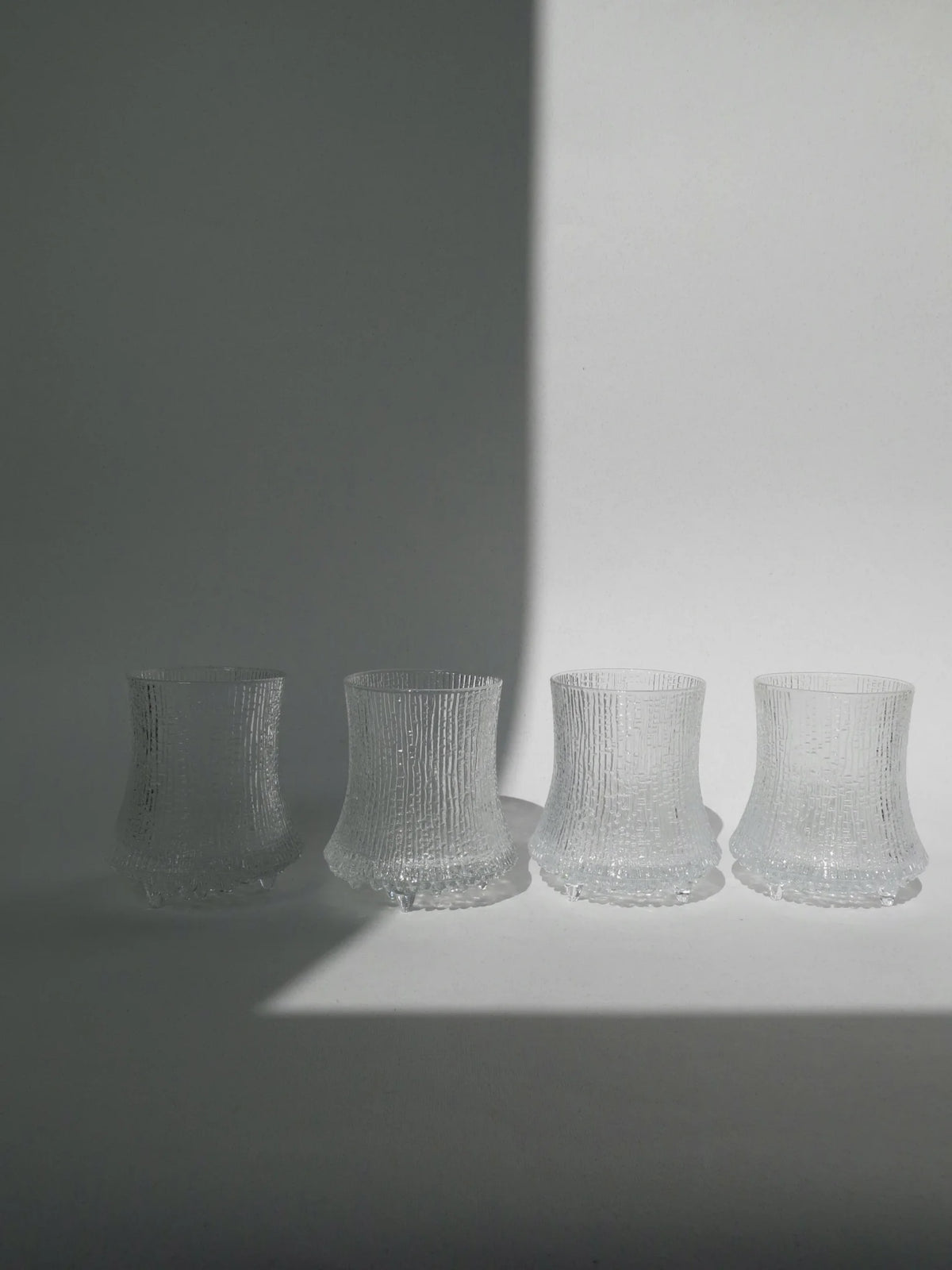 Set di 4 bicchieri acqua modello Ultima Thule di Iittala – visti in fila frontalmente