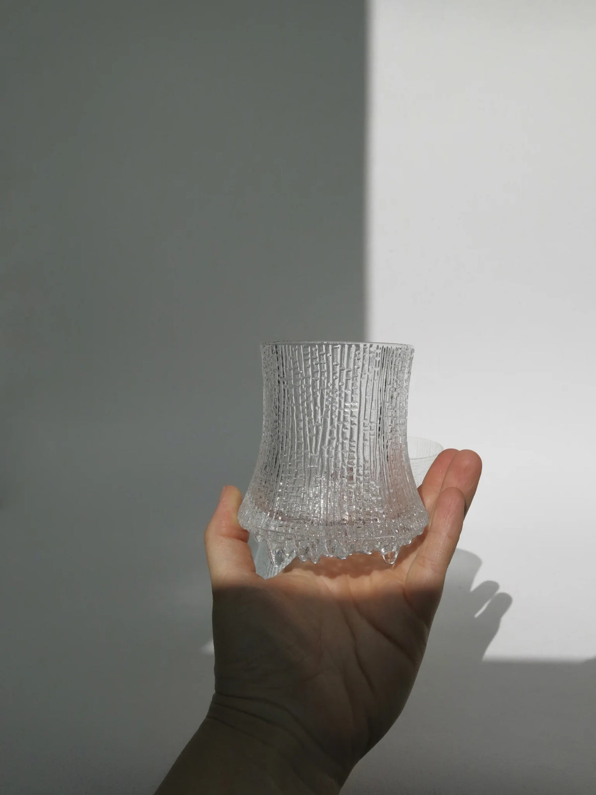Set di 6 bicchieri in vetro con fondo bolle – tenuto in mano