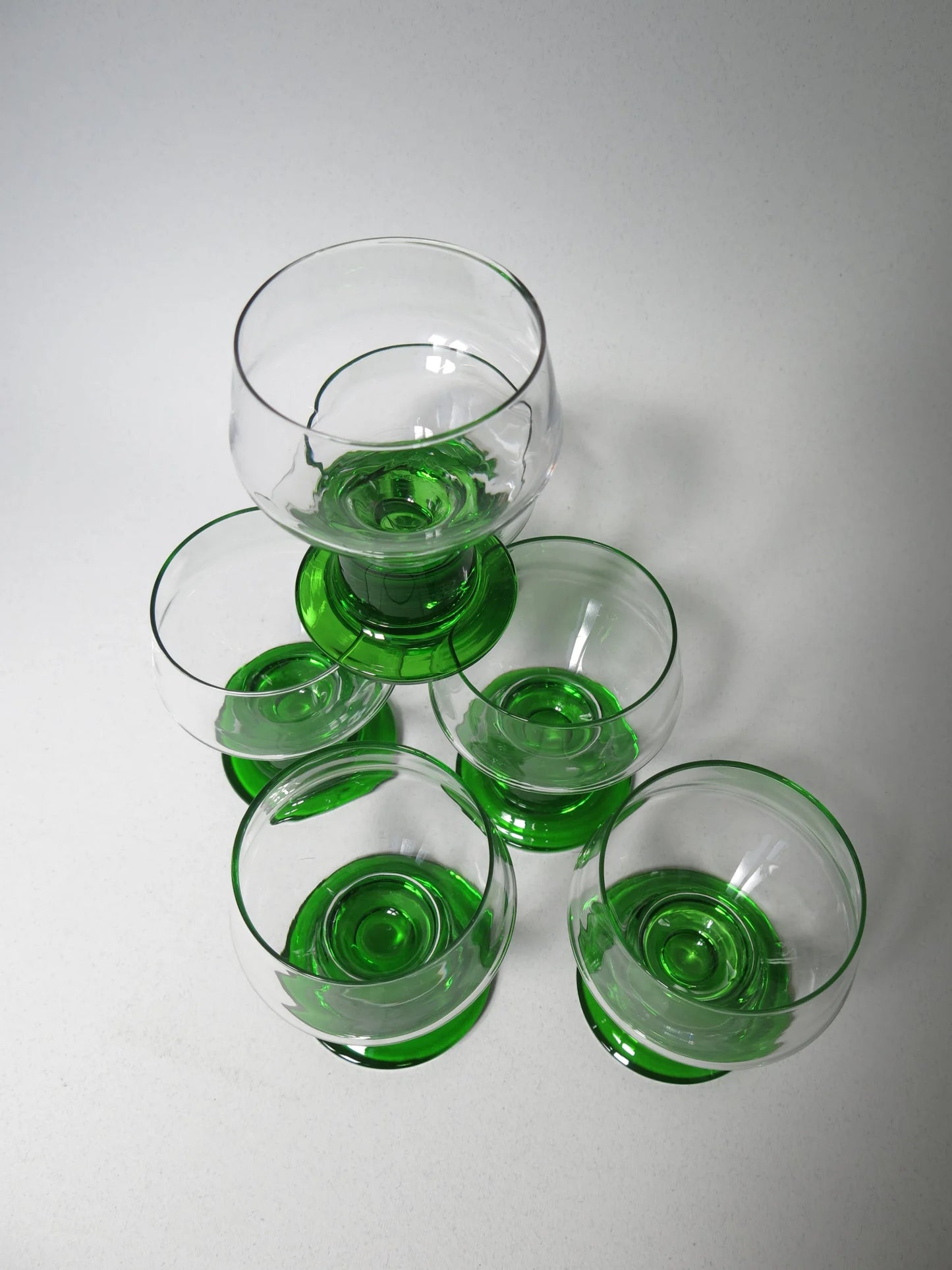 Set 6 bicchieri da acqua in vetro – vista dall'alto, base verde smeraldo e coppa trasparente