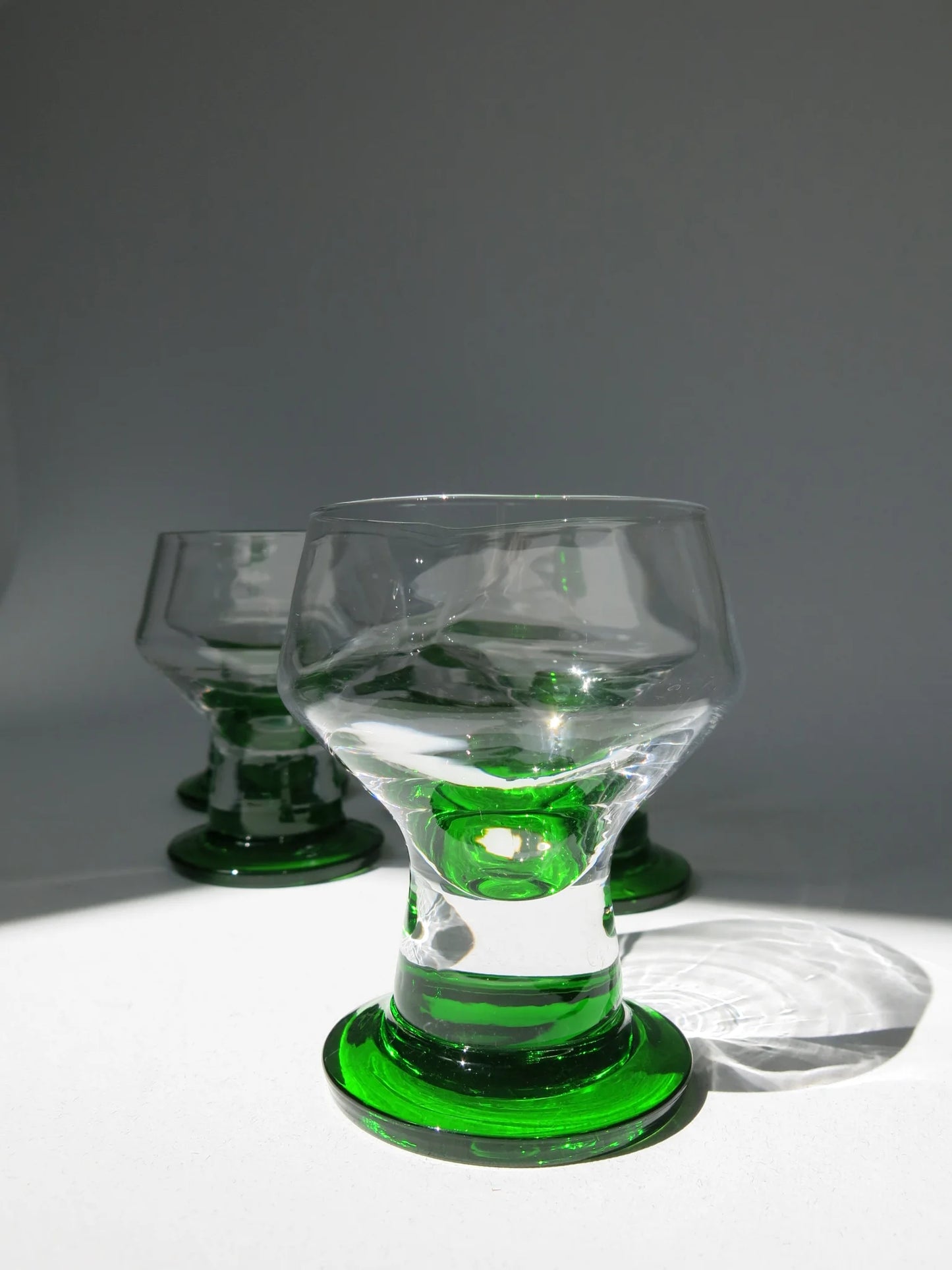 Bicchiere da acqua in vetro– vista frontale singolo, coppa larga e base verde smeraldo