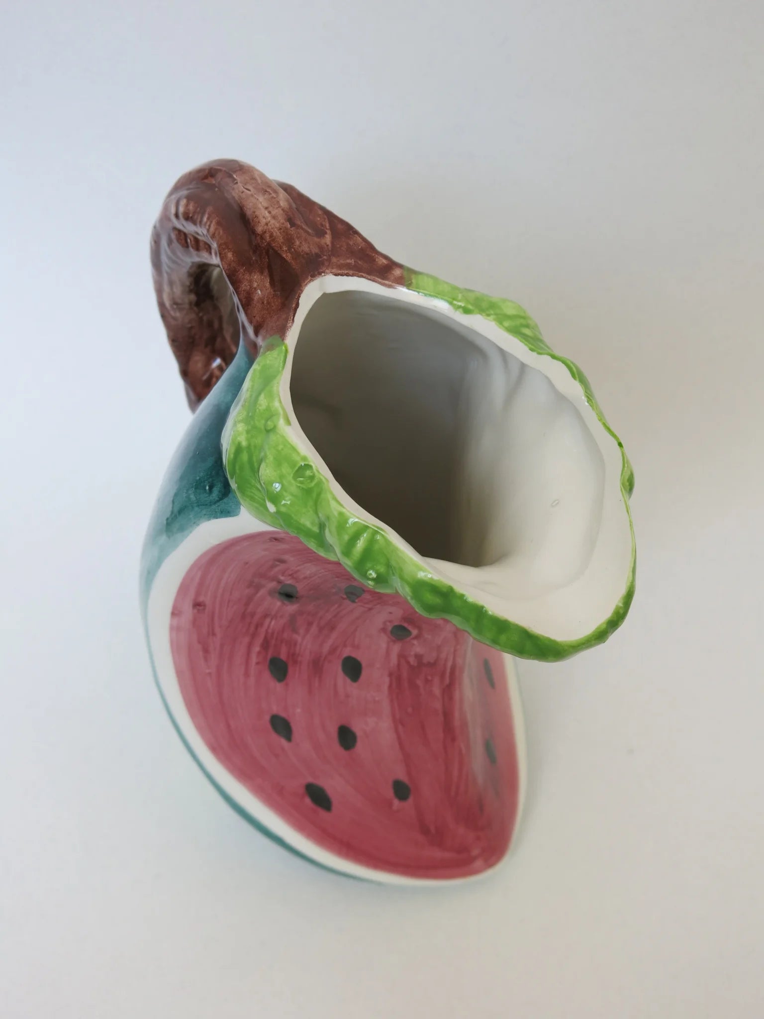 Brocca ceramica a forma di anguria – vista dall'alto, imboccatura e manico