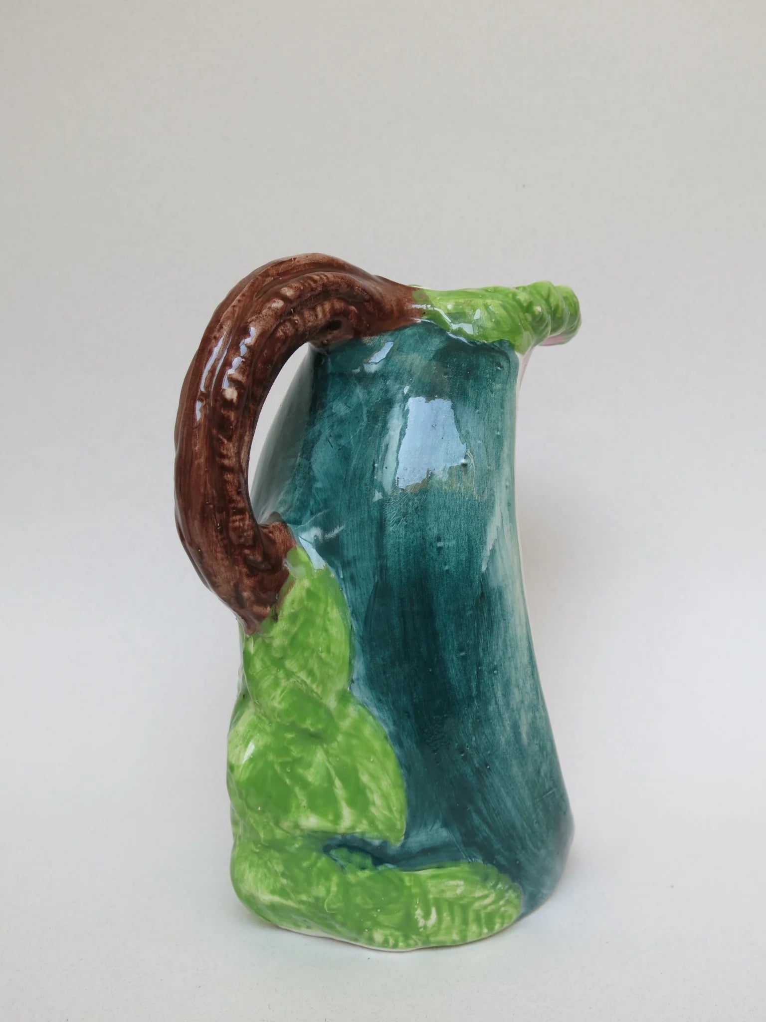 Brocca ceramica a forma di anguria – vista laterale destra, buccia verde e manico
