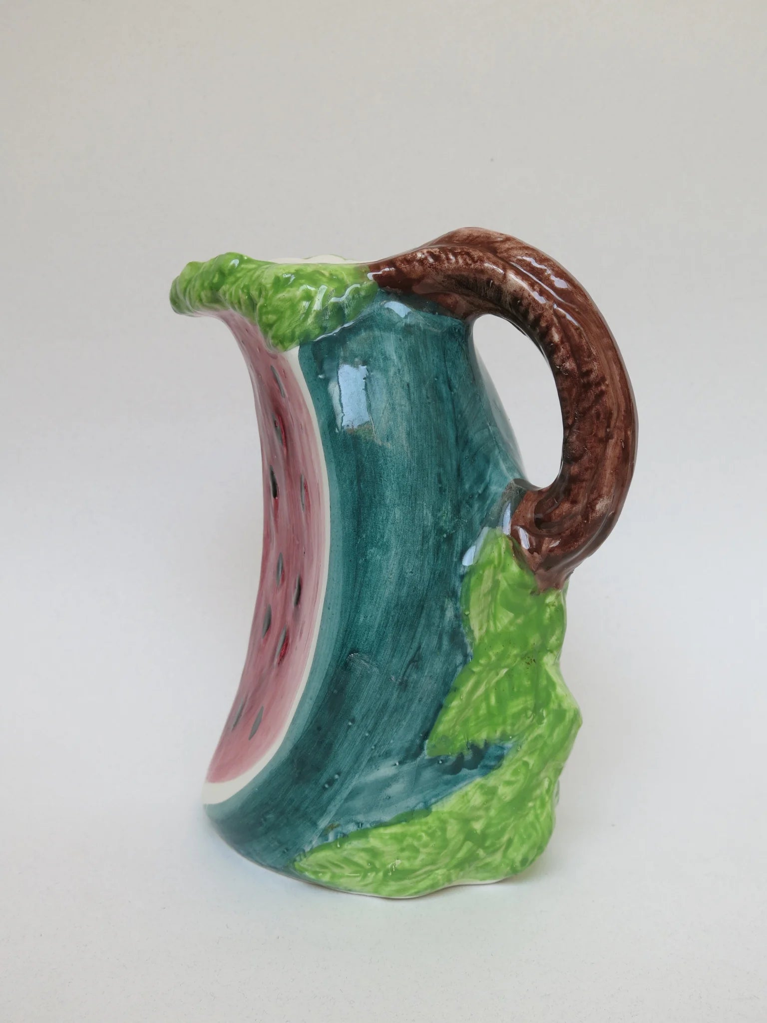 Brocca ceramica a forma di anguria – vista laterale da sinistra