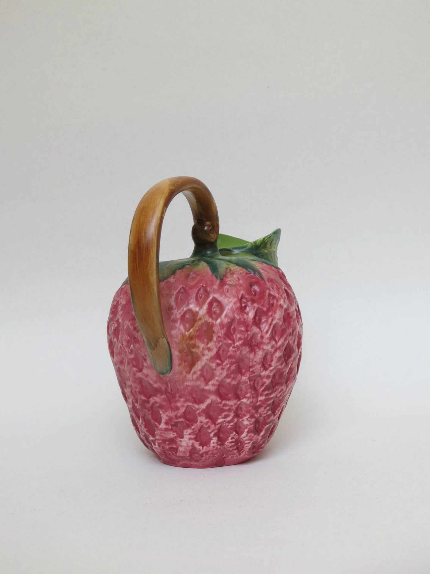 Brocca ceramica a forma di fragola – dettaglio manico