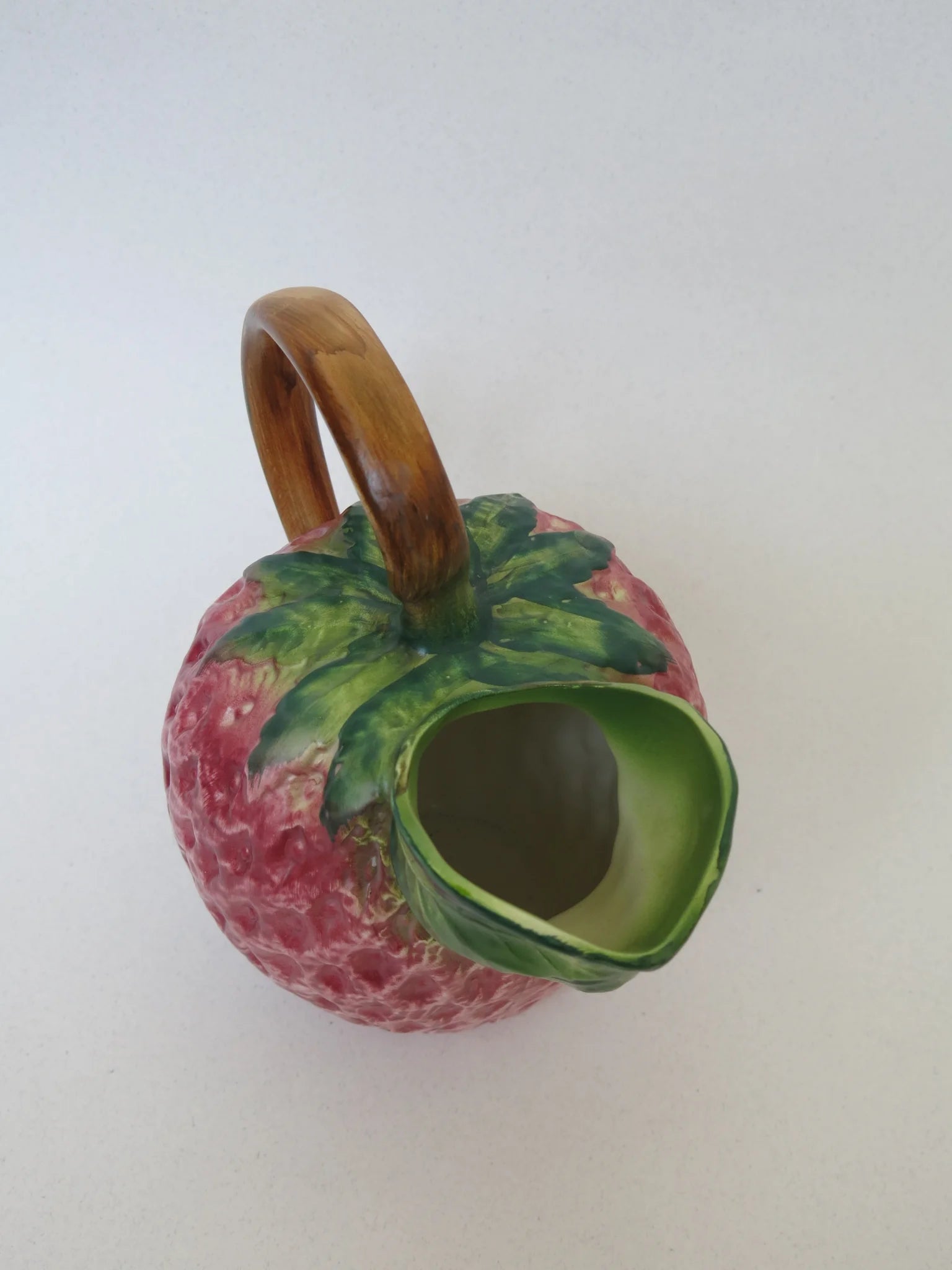 Brocca ceramica a forma di fragola – vista dall'alto, imboccatura e foglie