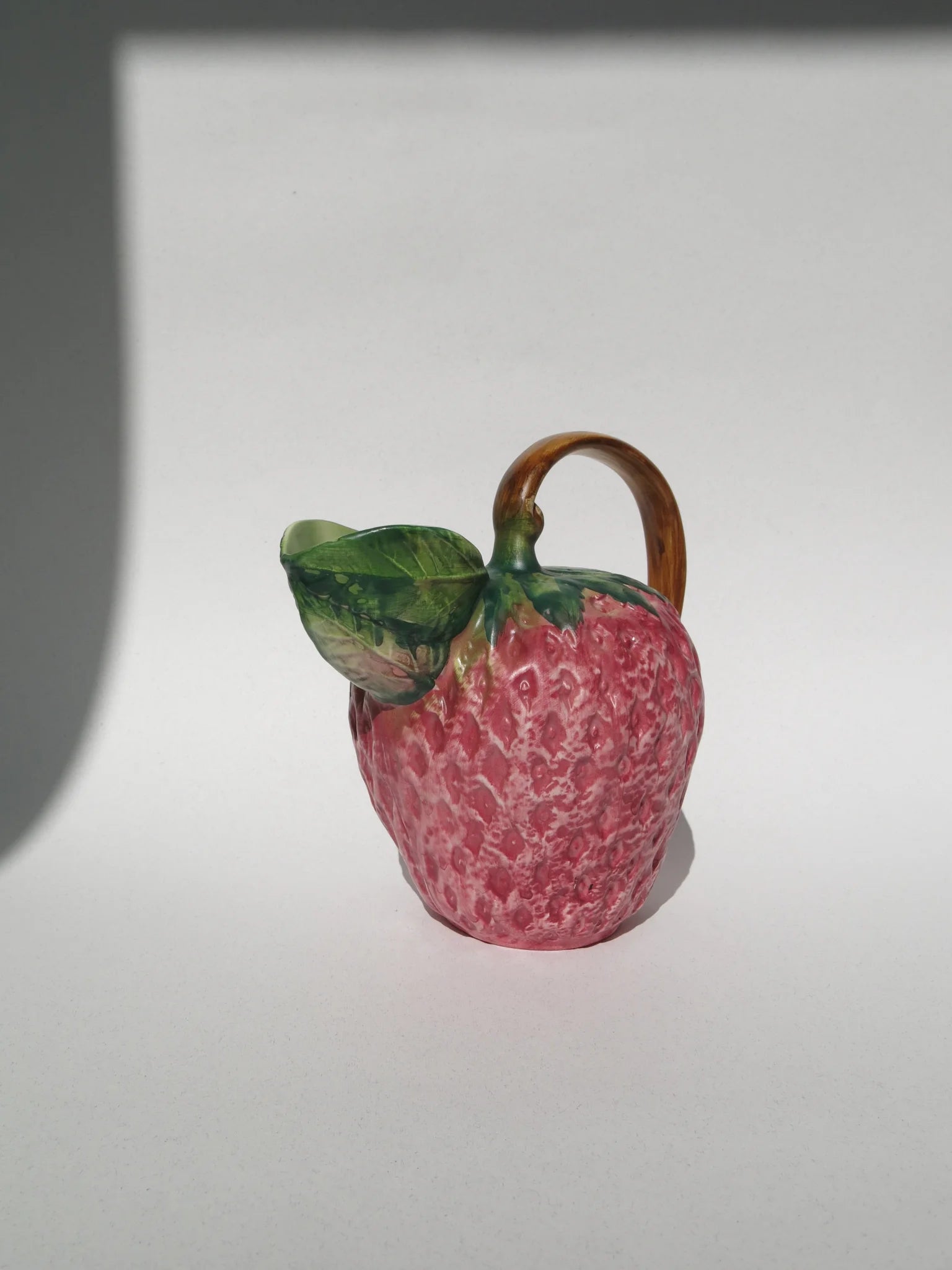 Brocca ceramica a forma di fragola – vista frontale, manico e becco verde