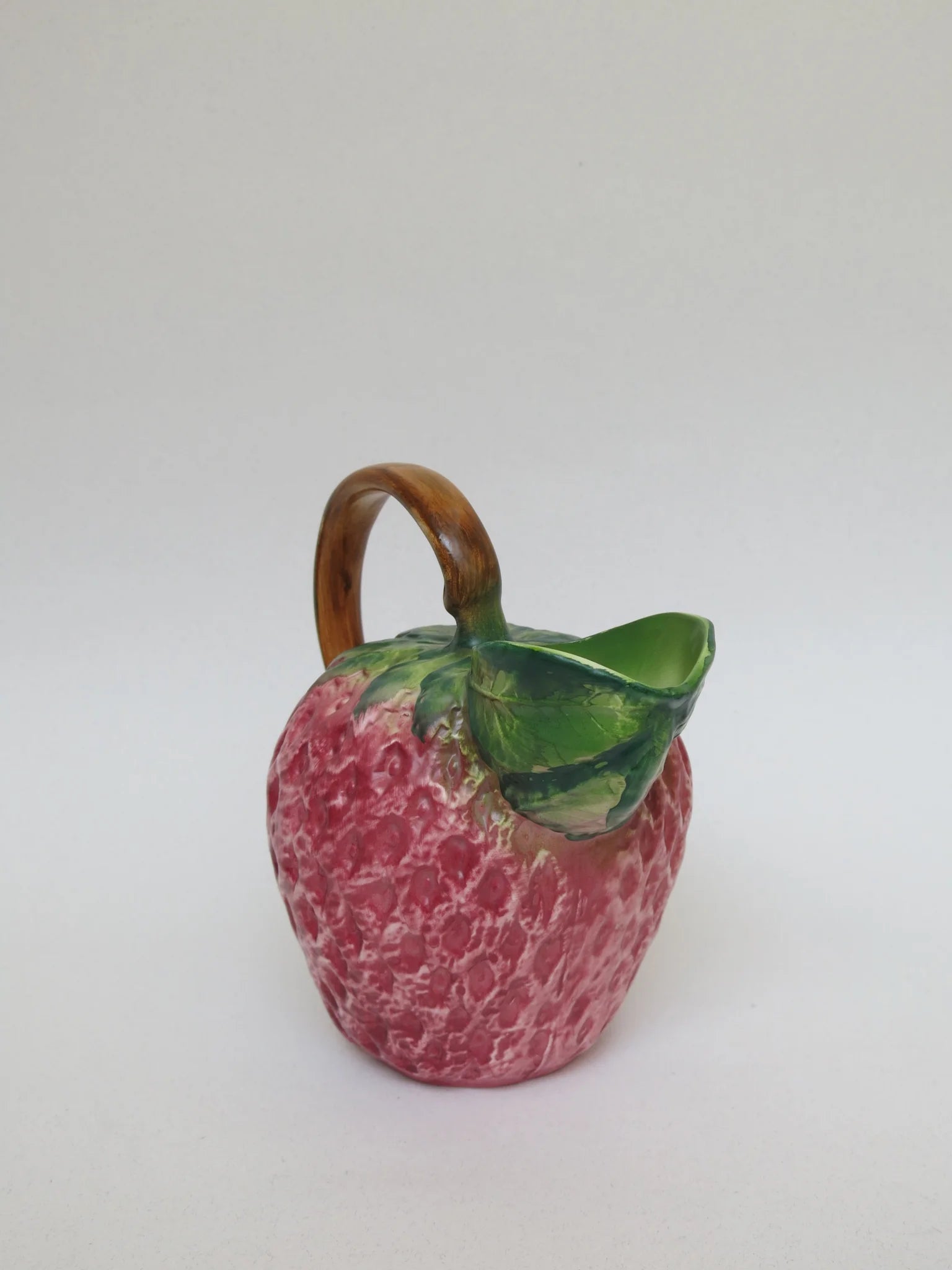 Brocca ceramica a forma di fragola – vista laterale, texture dipinta a mano