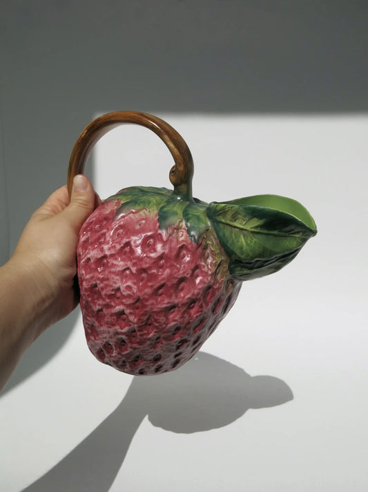 Brocca ceramica a forma di fragola – vista completa, tenuta in mano
