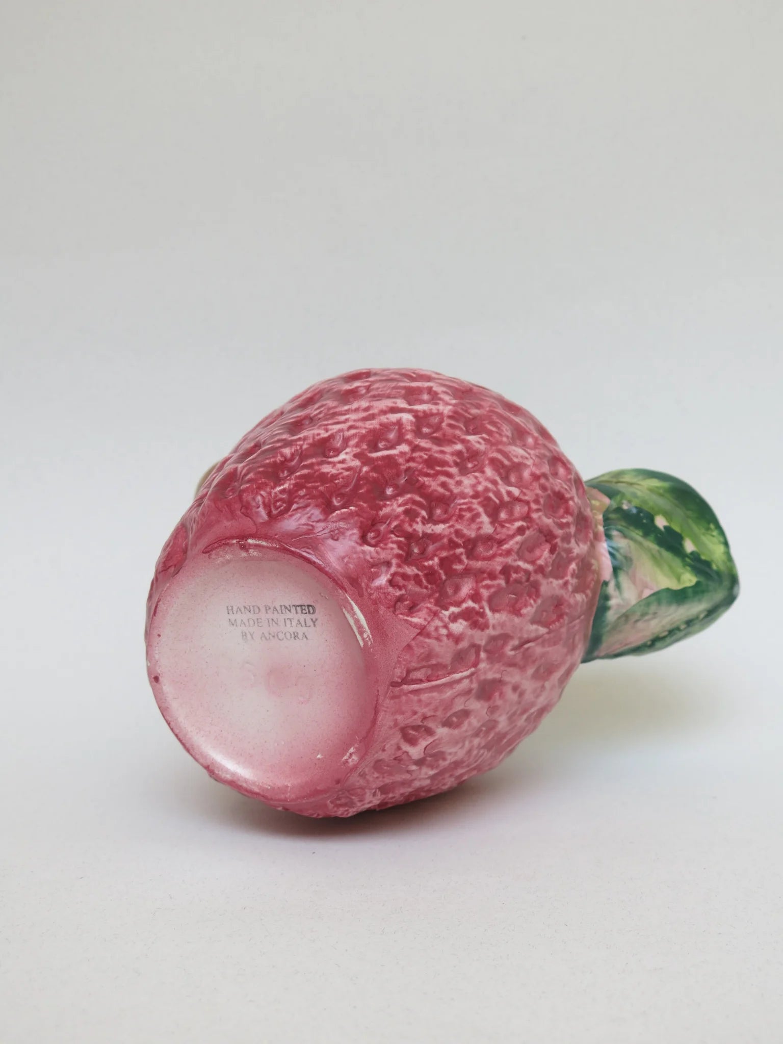 Brocca ceramica a forma di fragola – base con marchio Hand Painted by Ancora