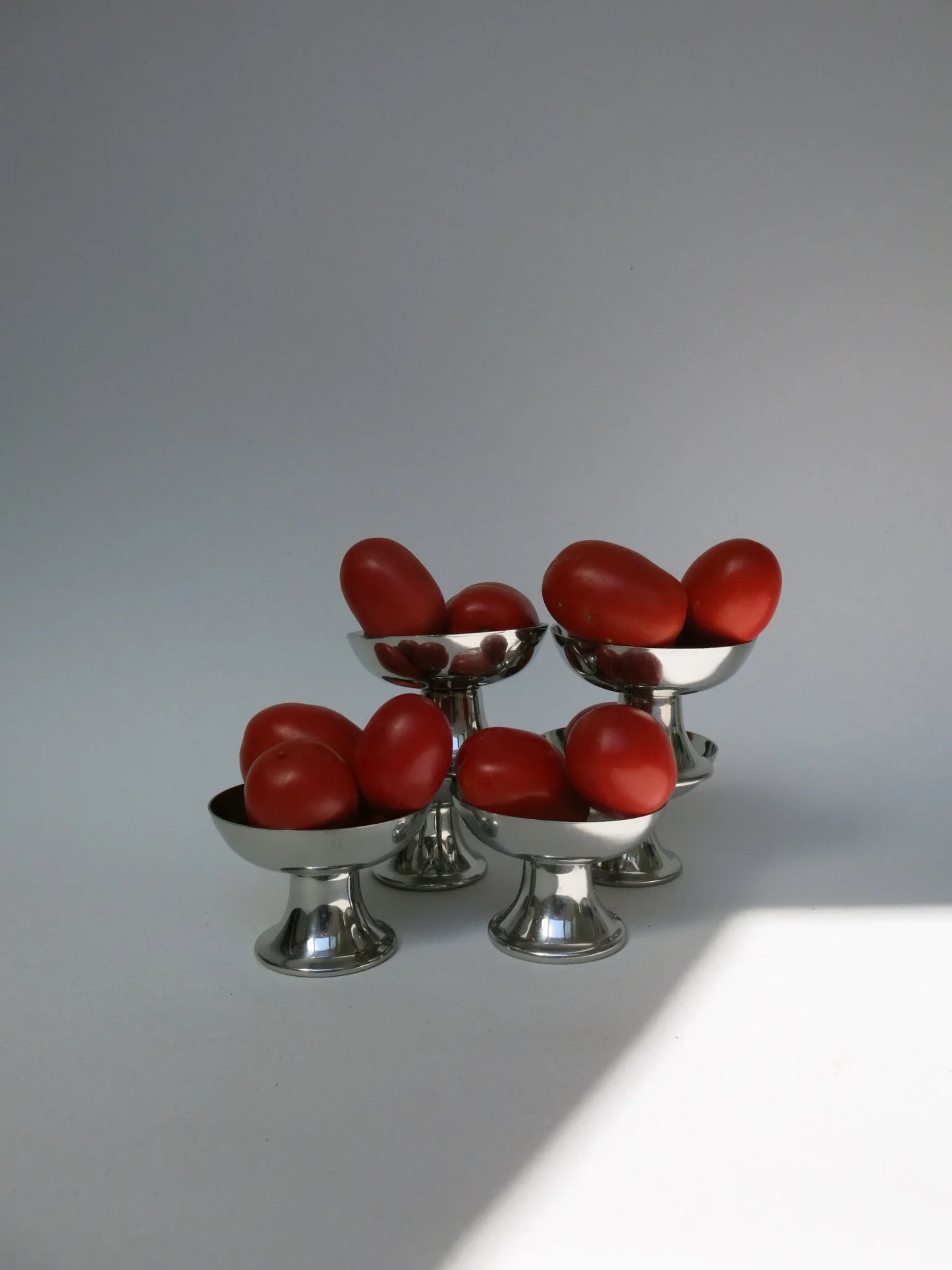 Coppe da gelato vintage in acciaio inox – composizione con pomodori rossi
