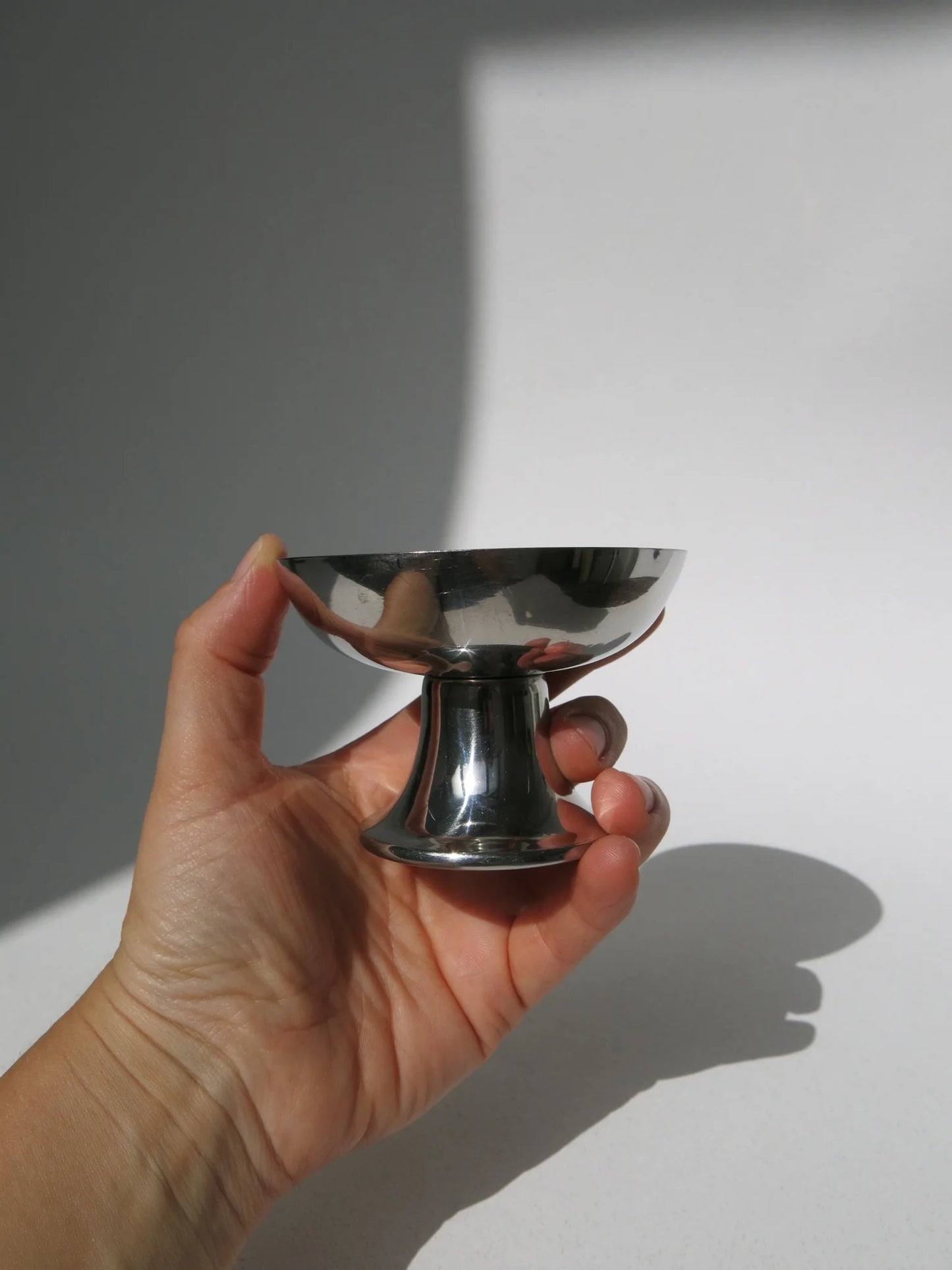 Coppe da gelato vintage in acciaio inox – singola coppa tenuta in mano