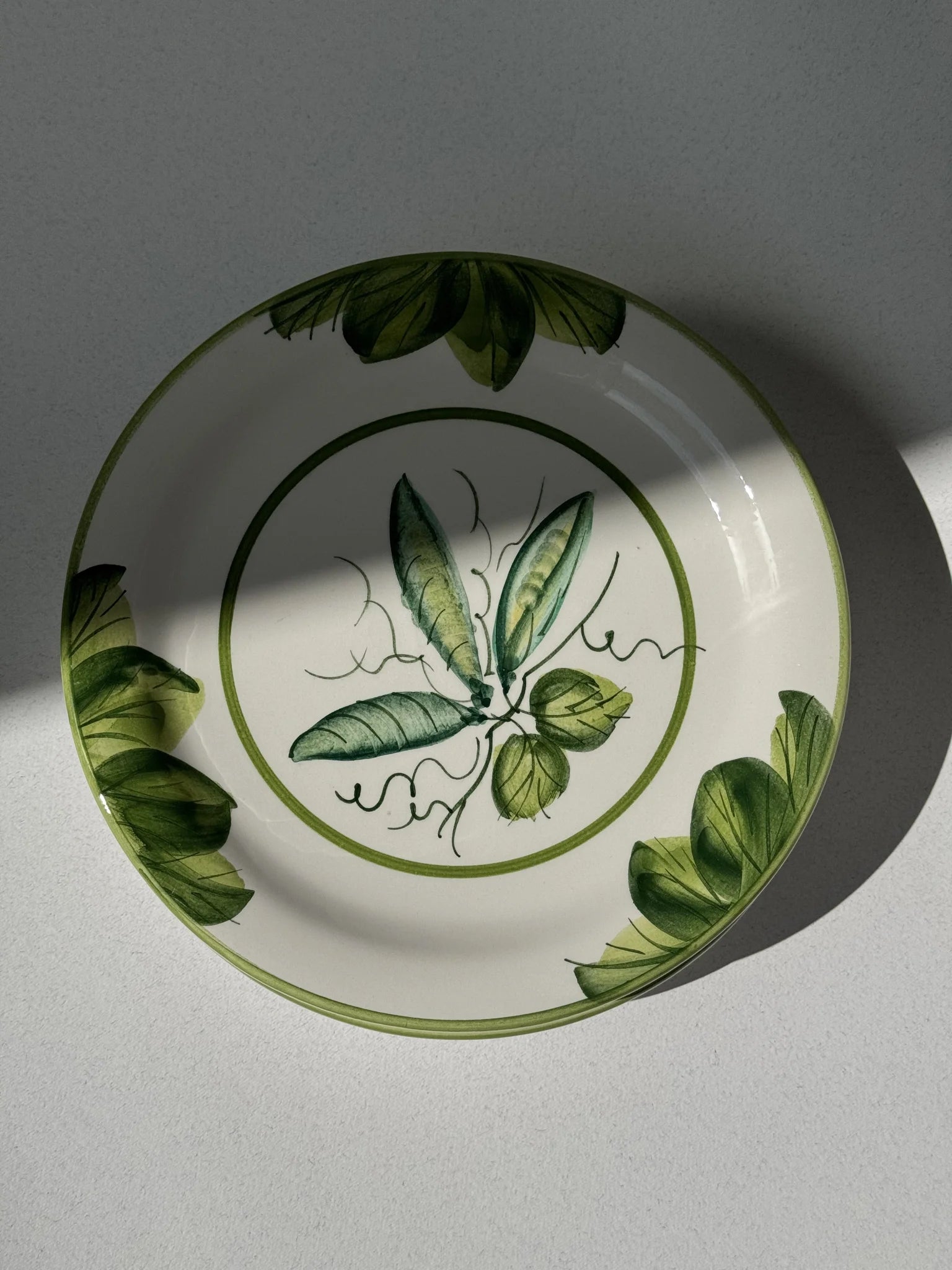 Piatto Vietri decoro verdure – dettaglio piselli e baccelli dipinti a mano
