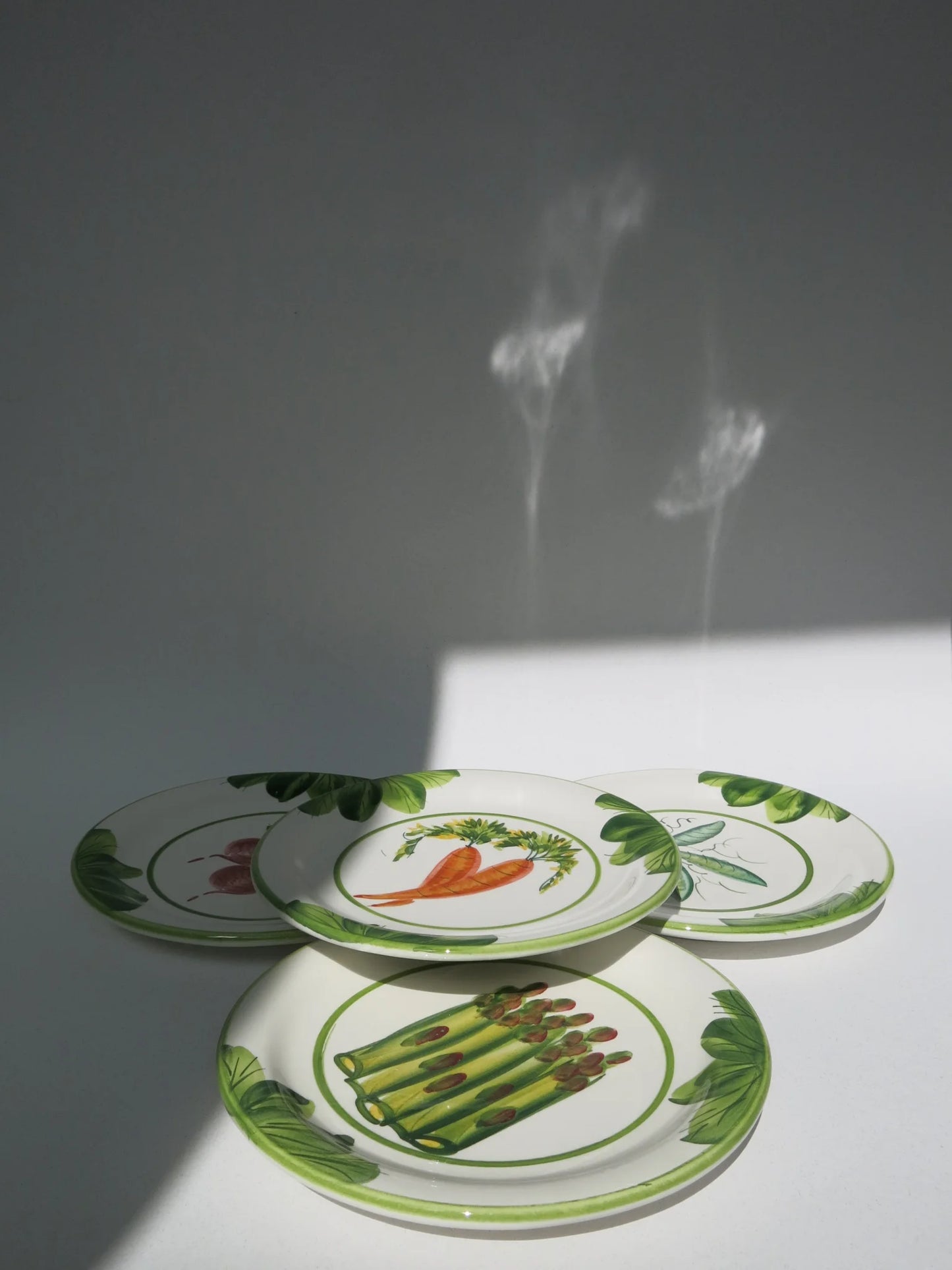 Set piatti Vietri decoro verdure – quattro piatti appoggiati con riflessi