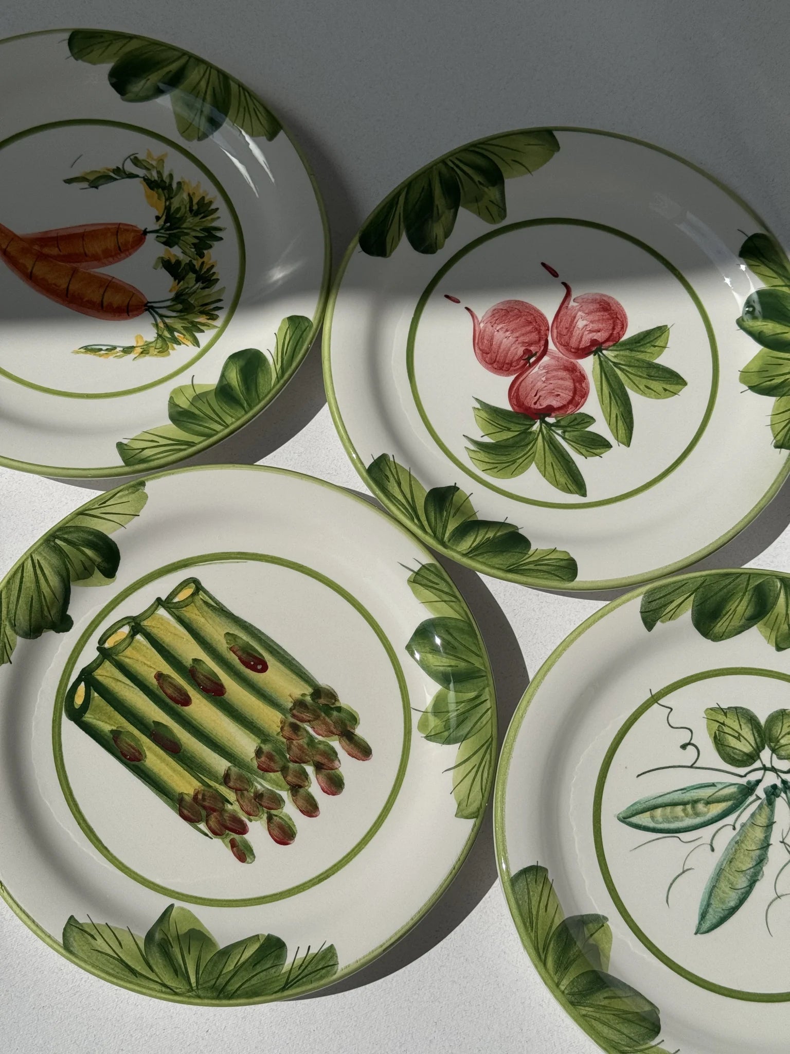 Set piatti Vietri decoro verdure – vista dall'alto carote, asparagi, piselli e ravanelli