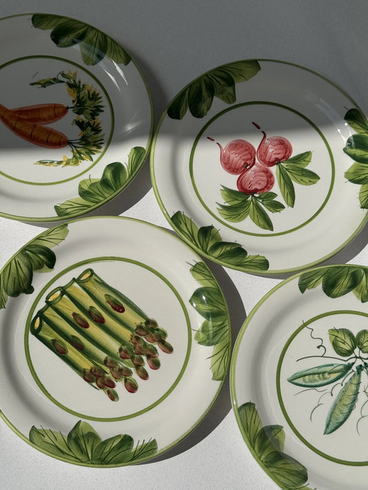 Set piatti Vietri decoro verdure – vista dall'alto carote, asparagi, piselli e ravanelli