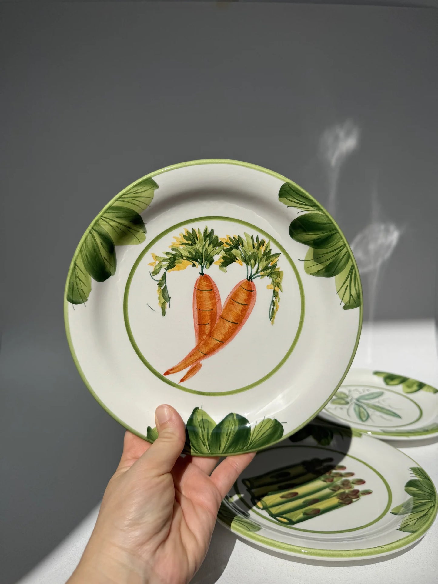 Piatto di Vietri decoro verdure – piatto carote tenuto in mano