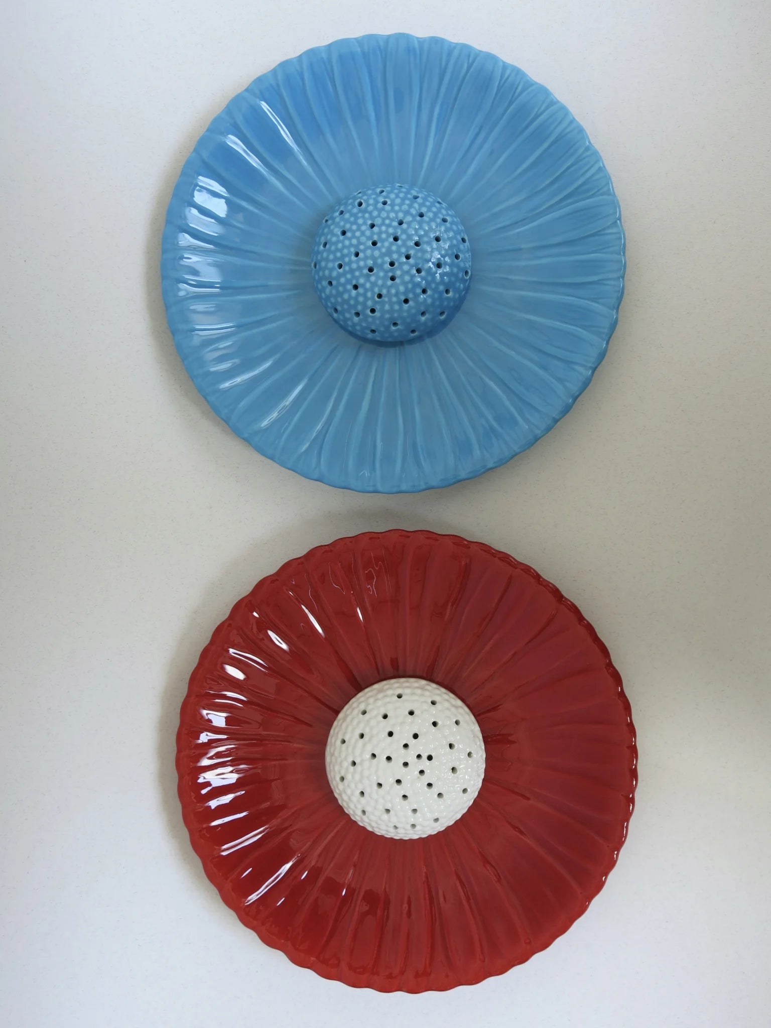 Piatti margherita Este Ceramiche – vista frontale, bordeaux e azzurro