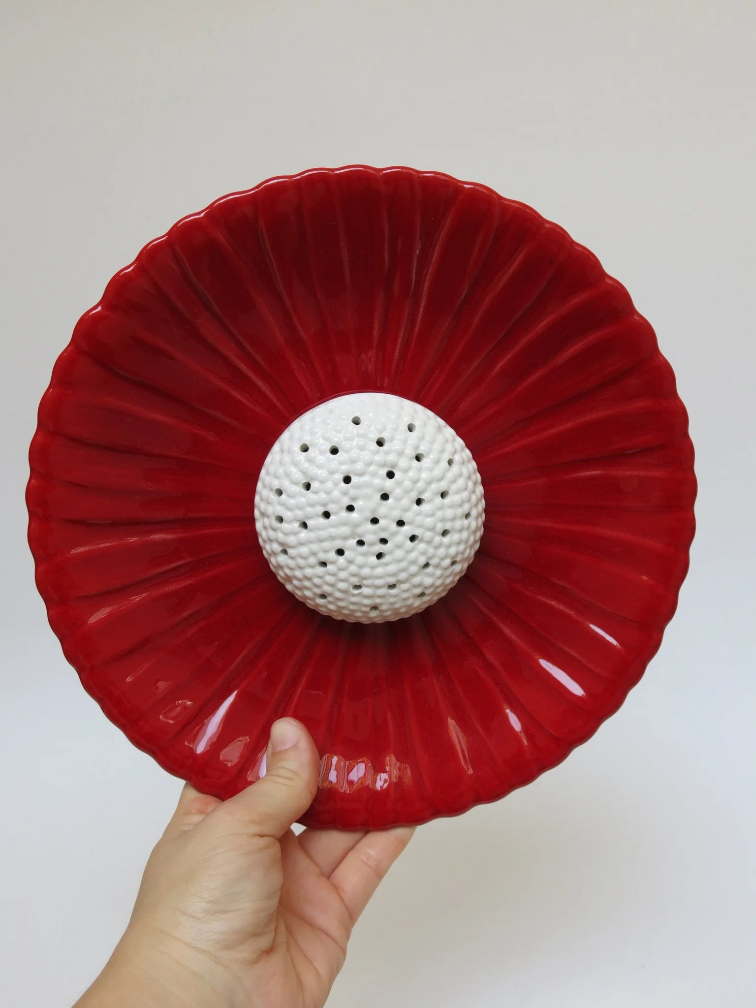 Piatto margherita Este Ceramiche bordeaux – in mano, mostra le proporzioni reali