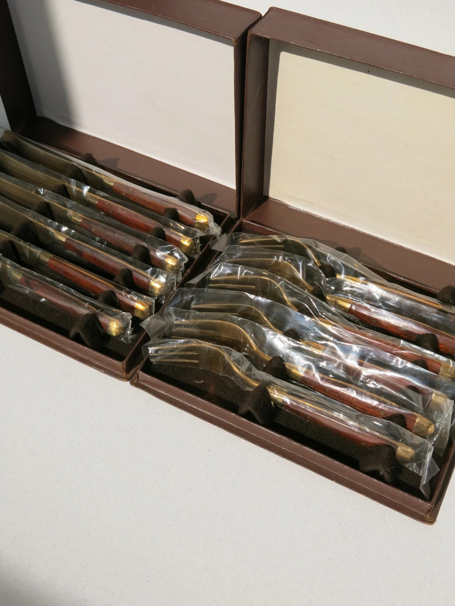 Set posate da frutta in ottone e legno – 12 pezzi sigillati nella scatola originale, vista dall'alto