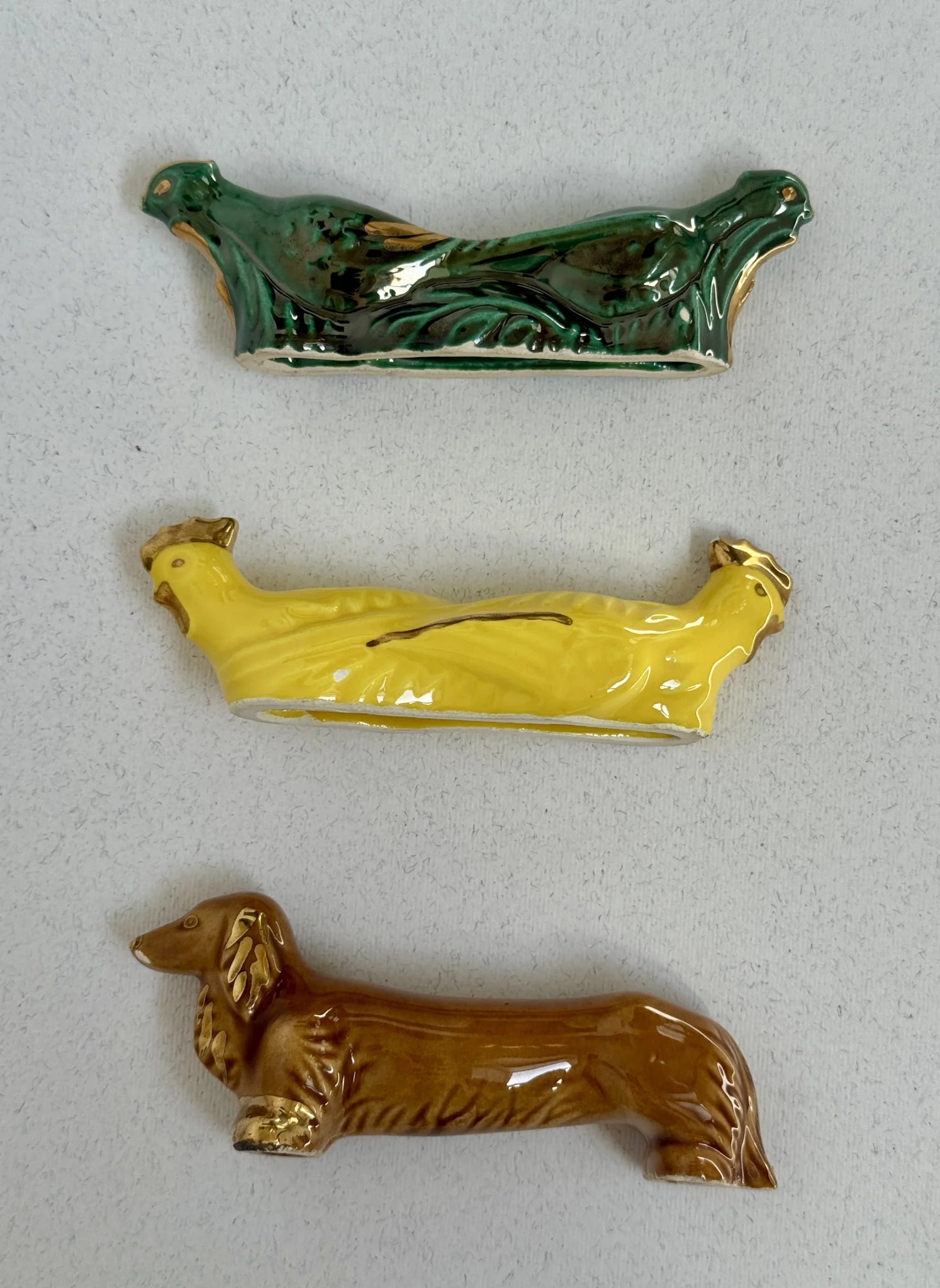 Set di reggi posate in ceramica a forma di animali – dettaglio ravvicinato che mostra piccole sbeccature su tre animali