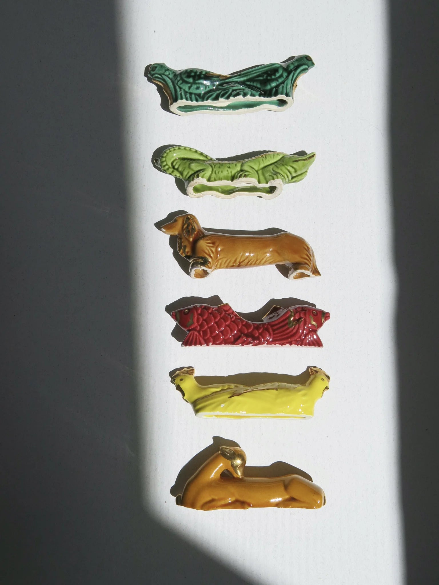 Set di reggi posate in ceramica a forma di animali – vista frontale dall'alto tutti in fila