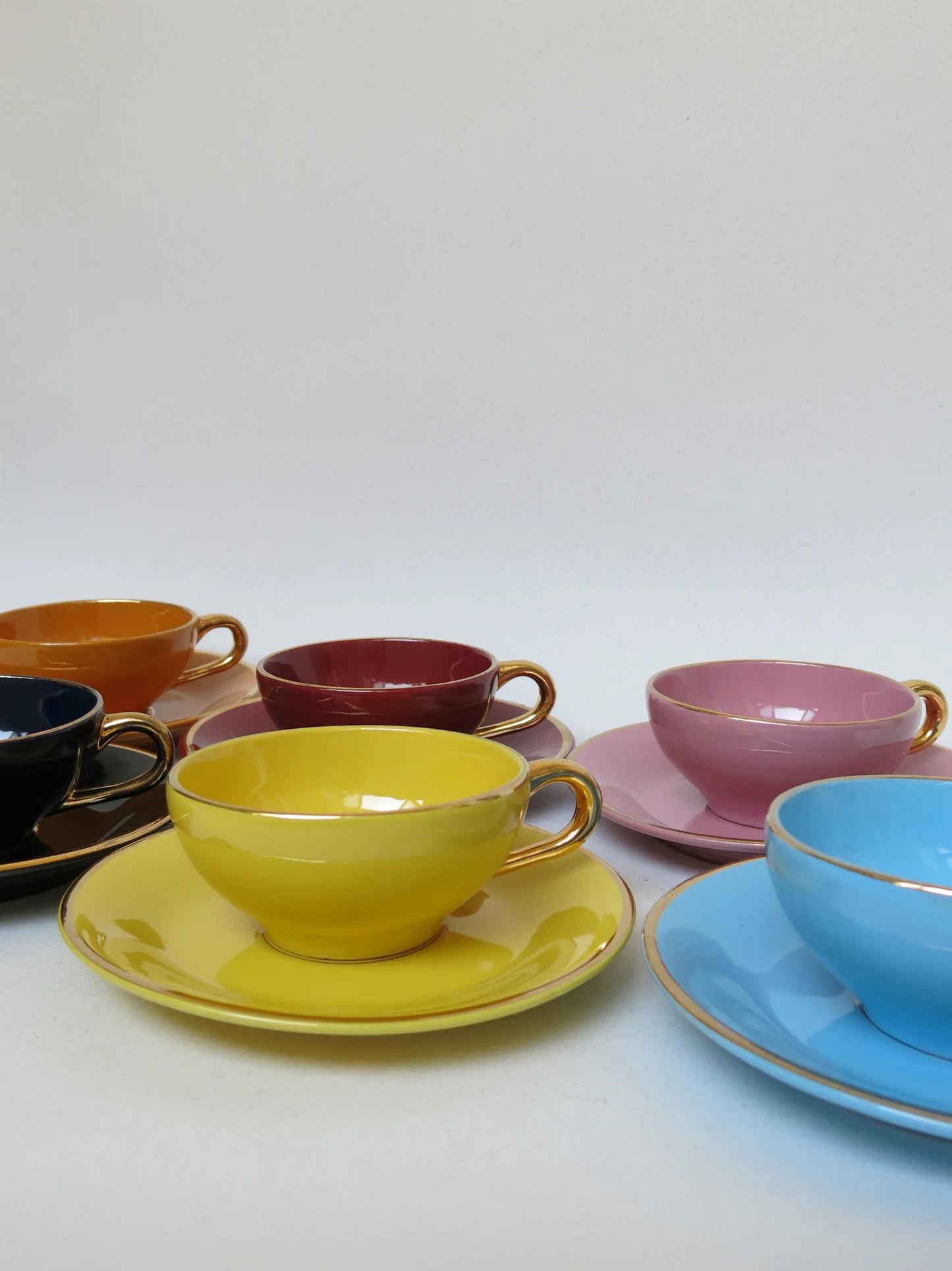 Servizio da tè multicolore Ferrel – dettaglio tazze colorate una vicina all'altra
