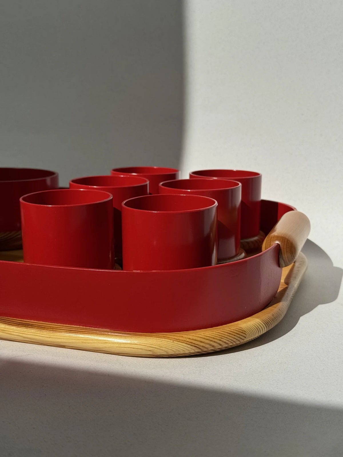 Vassoio in legno e metallo rosso Artek Made in Italy – vista dal lato con componenti portabicchieri