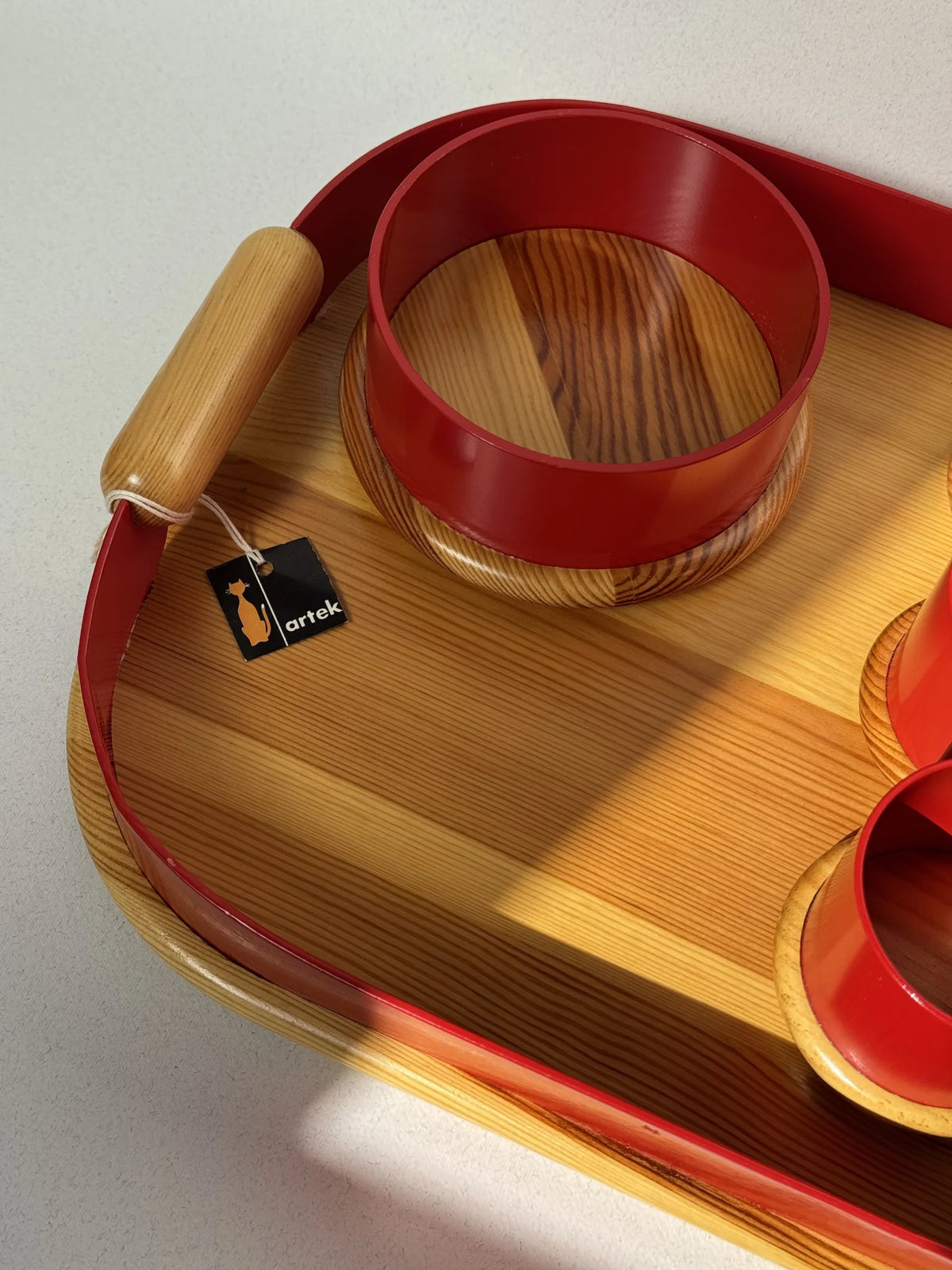 Vassoio in legno e metallo rosso Artek Made in Italy – dettaglio della etichetta del marchio legata al manico del vassoio