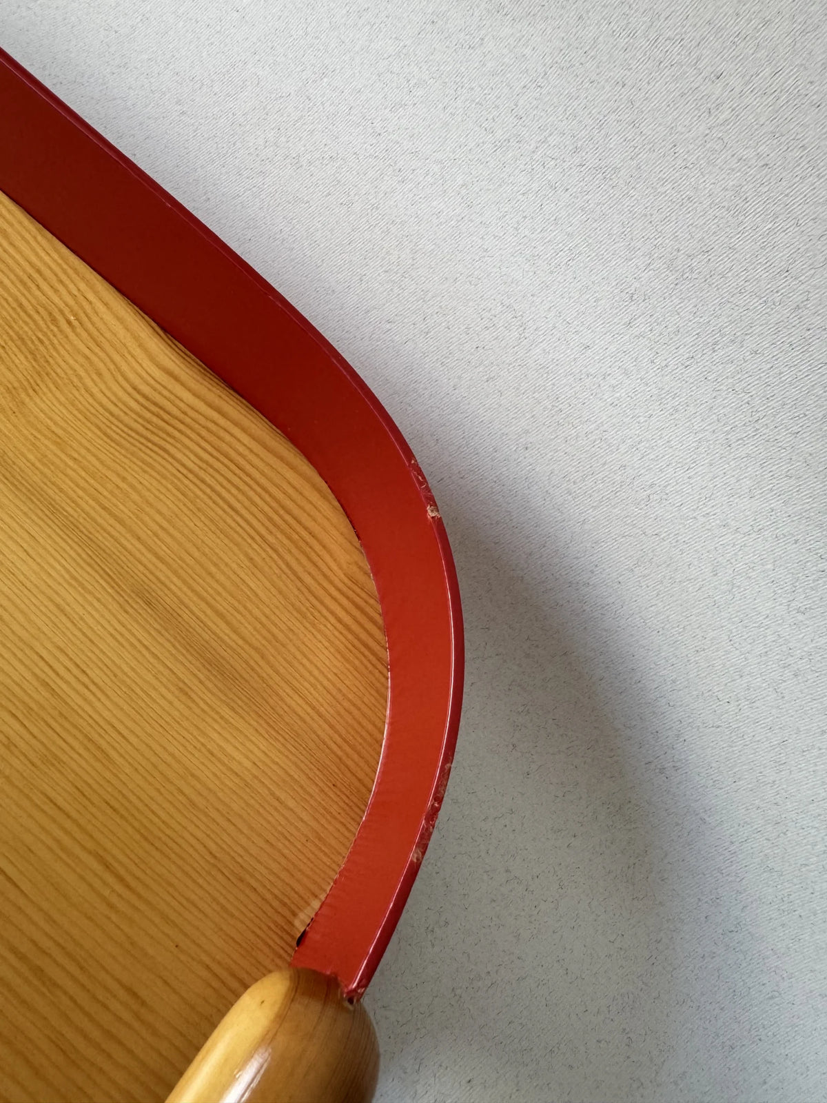 Vassoio in legno e metallo rosso Artek Made in Italy – difetto del bordo del vassoio