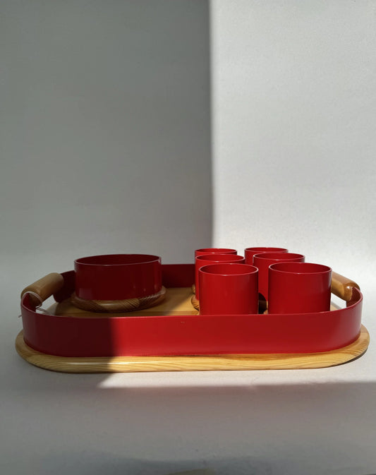 Vassoio in legno e metallo rosso Artek Made in Italy – visto per intero con luce radente