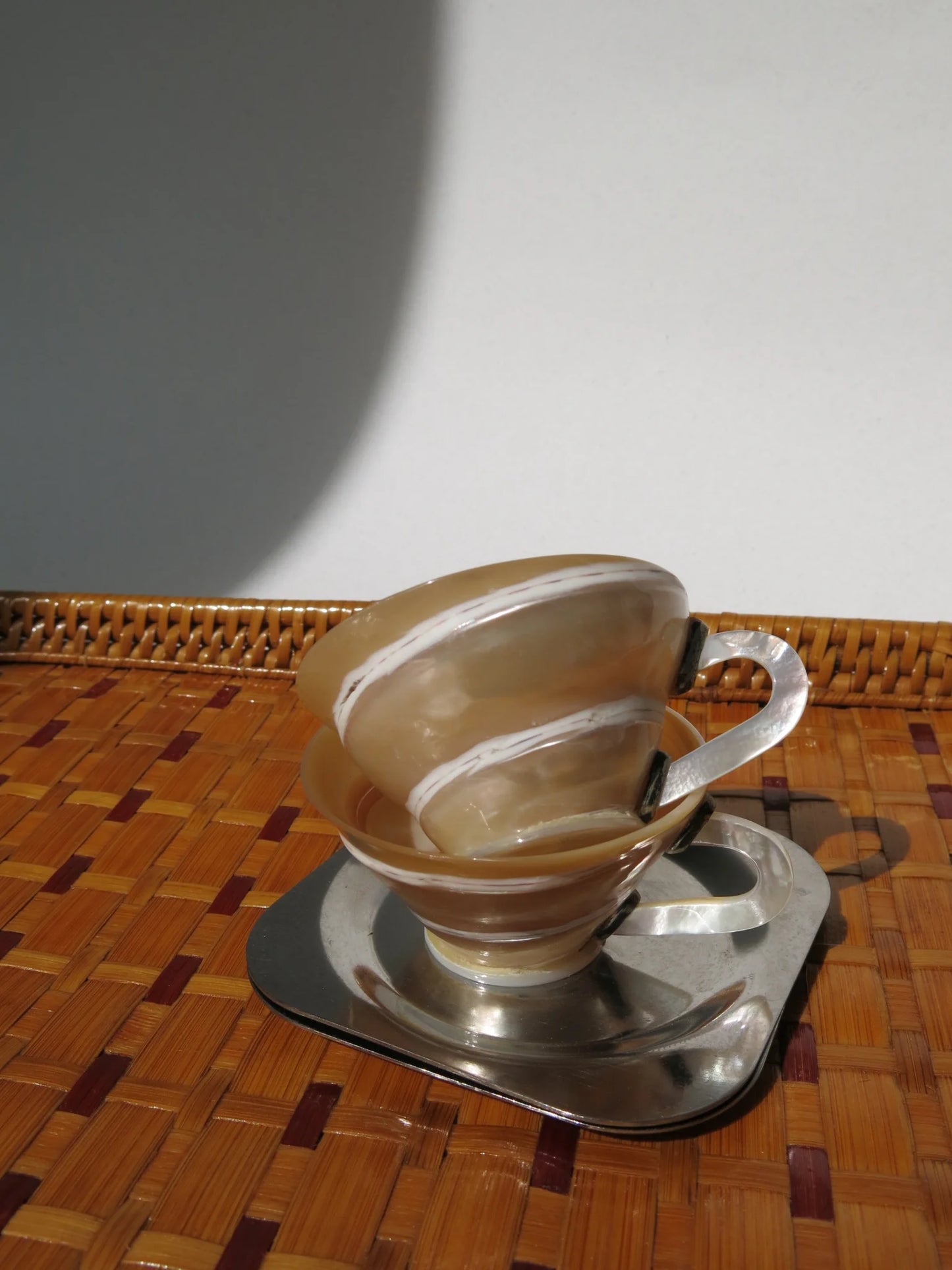 Coppia tazze da caffè in madreperla – dettaglio lavorazione conchiglia
