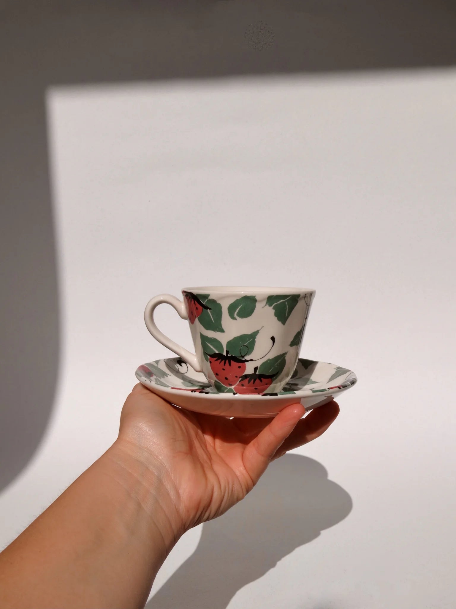 Tazza da tè Grindley Garden Fruits – in mano, mostra le proporzioni reali