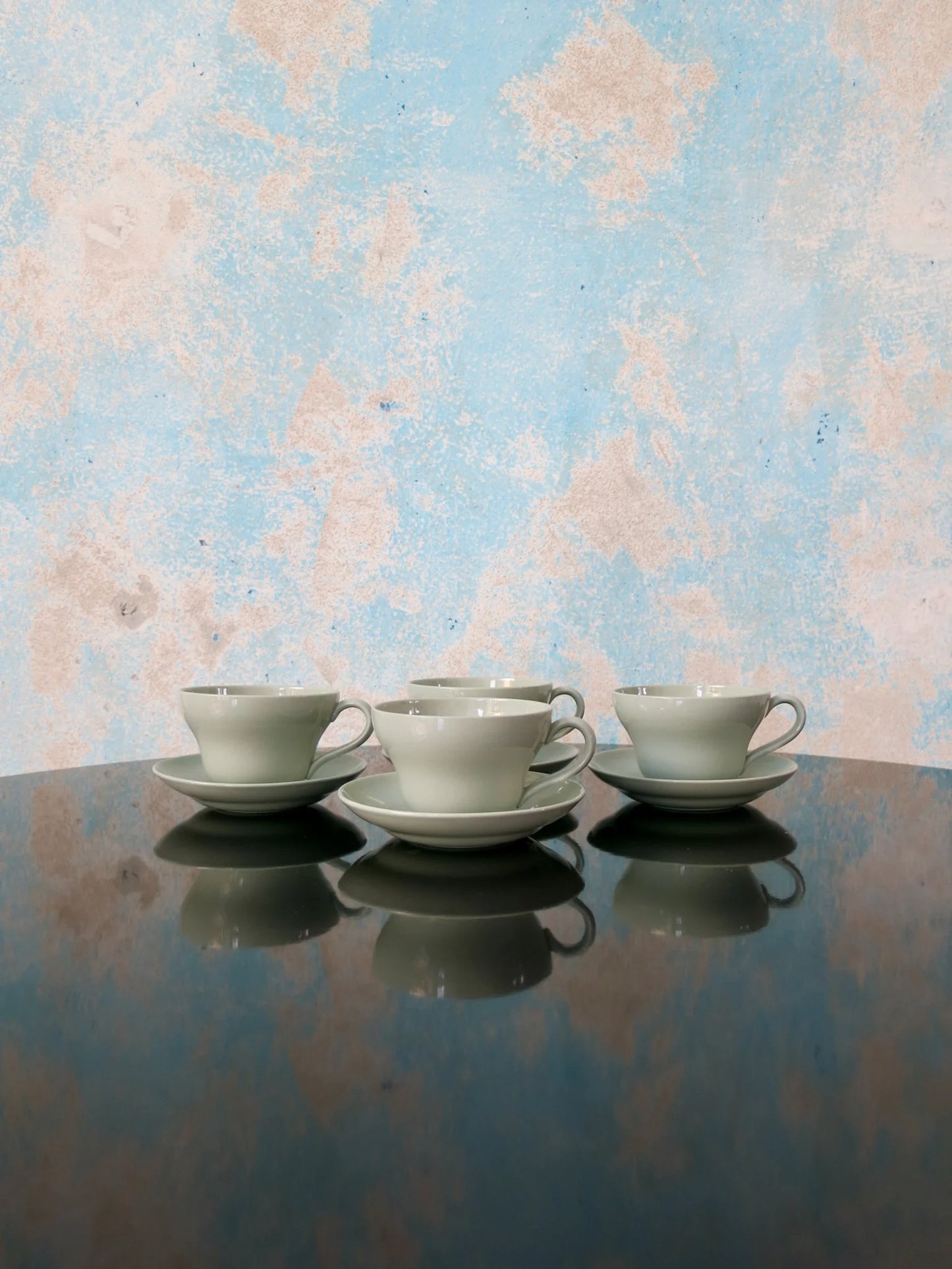 Set 4 tazze da tè Wedgwood Celadon – ceramica verde salvia con piattini, vista dall'alto