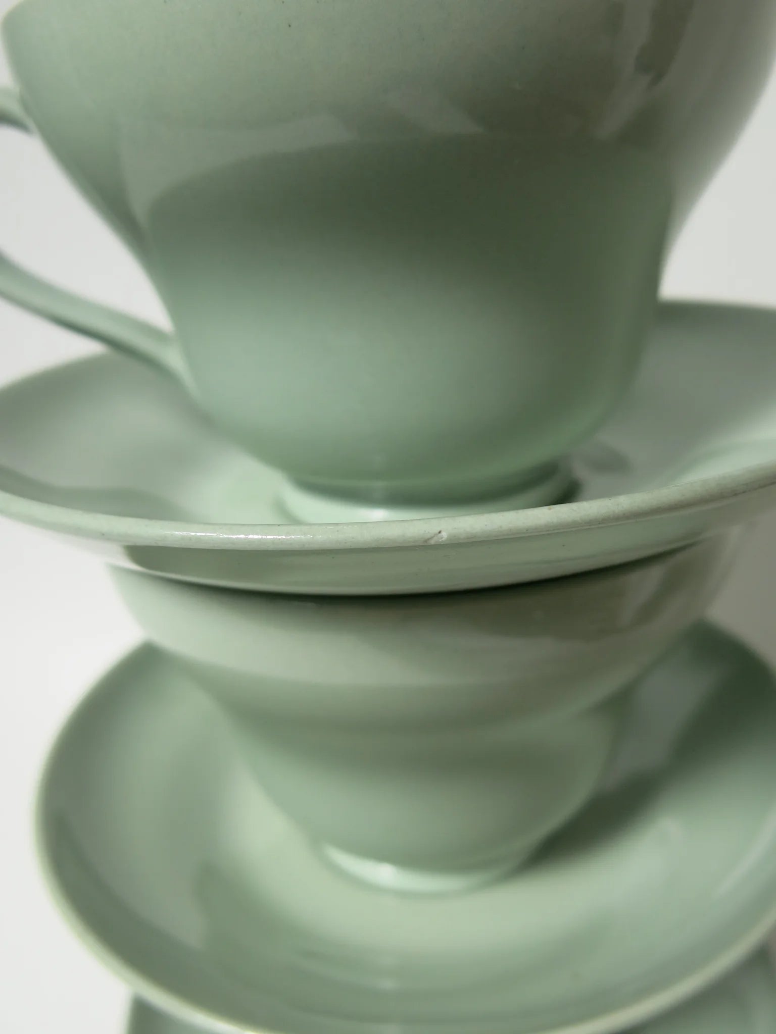 Tazza da tè Wedgwood Celadon – dettaglio difetto sul bordo, ceramica verde salvia