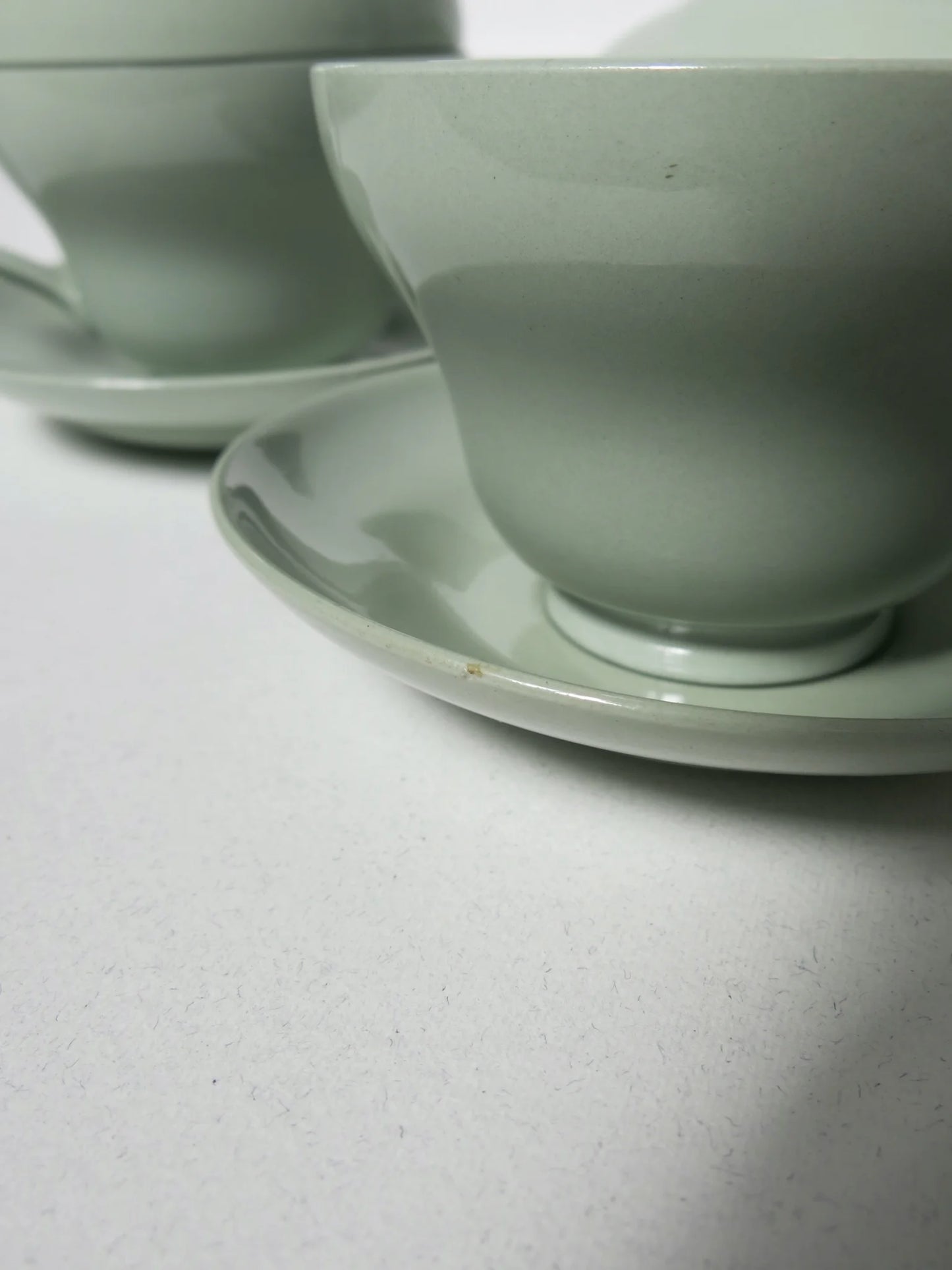 Tazza da tè Wedgwood Celadon – dettaglio difetto sulla superficie, ceramica verde salvia