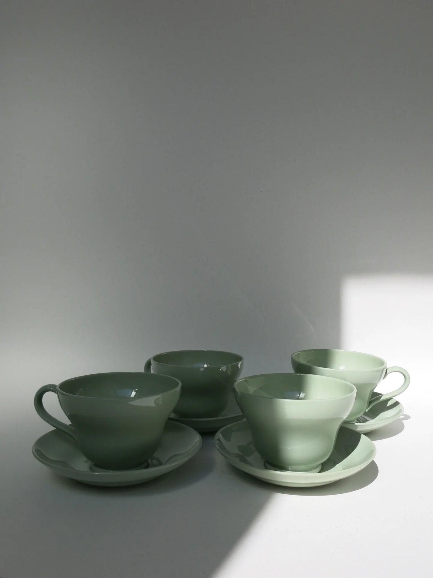 Set 4 tazze da tè Wedgwood Celadon – vista frontale, ceramica verde salvia con piattini
