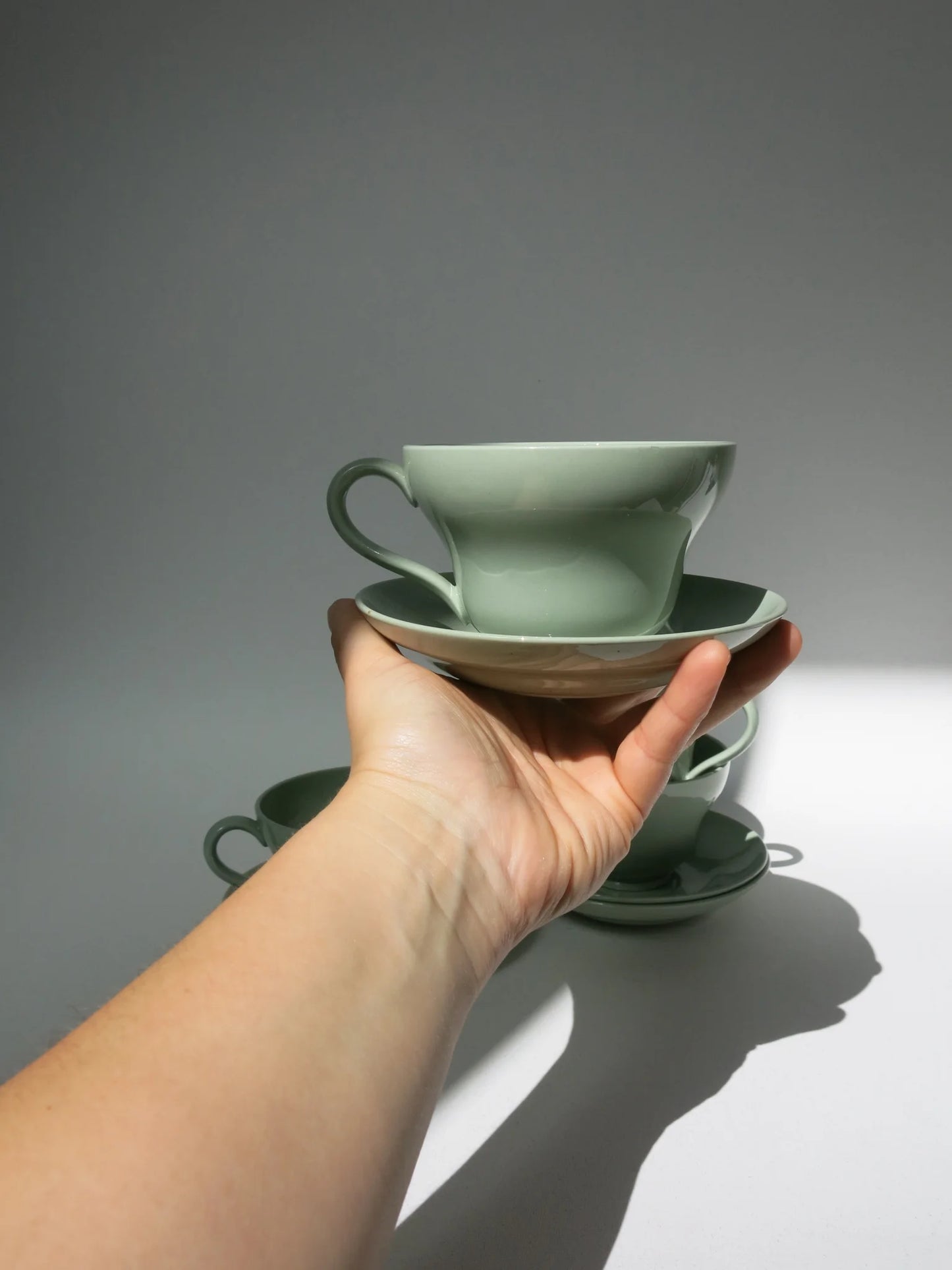 Tazza da tè Wedgwood Celadon – in mano per mostrare le proporzioni, ceramica verde salvia