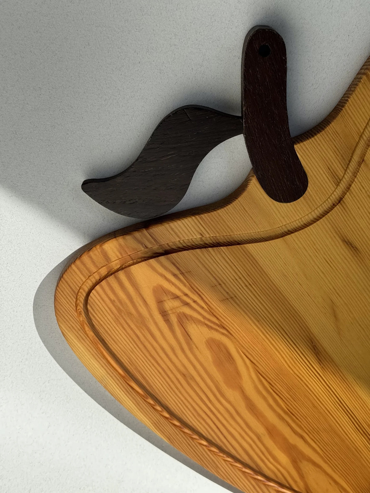 Vassoio in legno a forma di mela Artek Made in Italy – dettaglio dei leggeri tagli sulla superficie