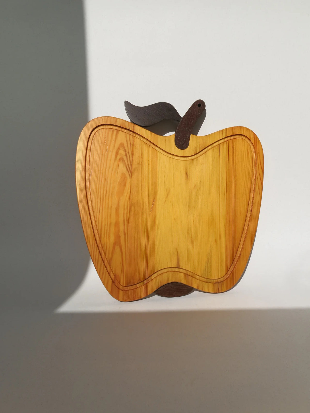 Vassoio in legno a forma di mela Artek Made in Italy – sagoma vista per intero frontalmente