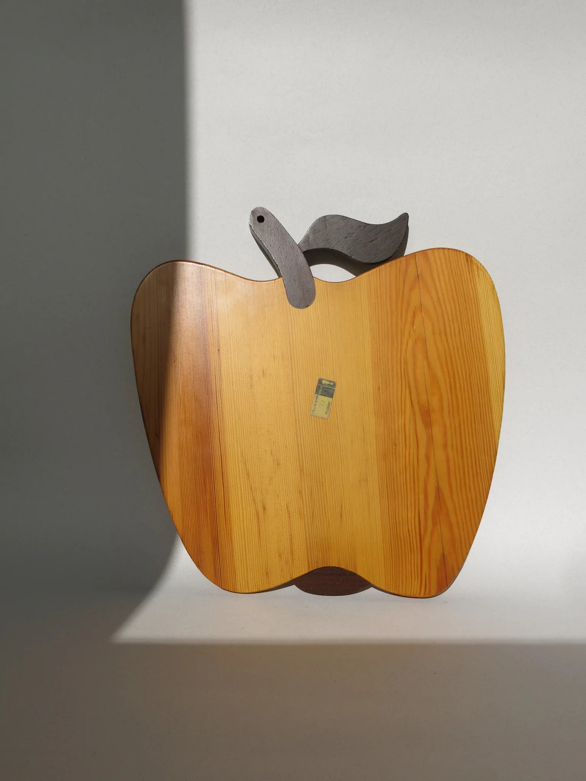 Vassoio in legno a forma di mela Artek Made in Italy – sagoma vista interamente dal retro con piccola etichetta del marchio