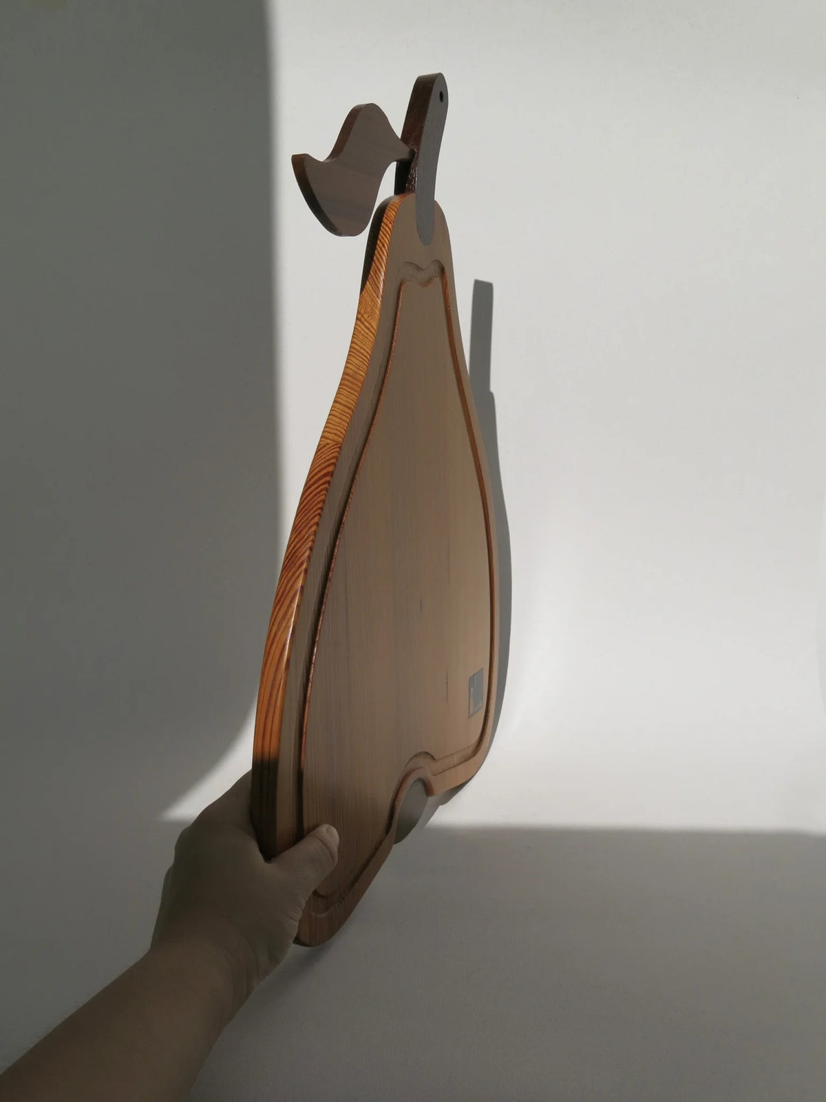 Vassoio in legno a forma di mela Artek Made in Italy – tenuto in mano per capire proporzioni
